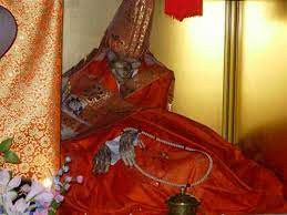 Nhà sư Kukai là người sáng lập của giáo phái bí truyền Shingon (kết hợp các yếu tố từ Phật giáo, Đạo Shinto, Đạo giáo, và nhiều tôn giáo khác). Vào những năm cuối đời, ông đi vào trạng thái thiền định sâu, không sử dụng thực phẩm và nước trước khi viên tịch.