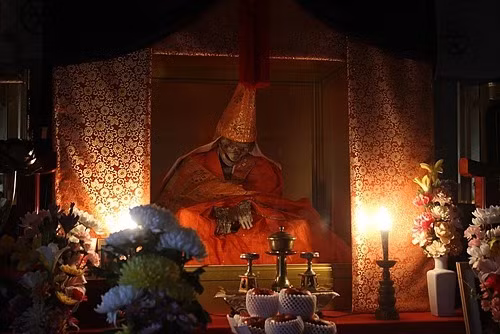 Sau khi qua đời, thi hài nhà sư Kukai được chôn trên núi Koya ở tỉnh Wakayama. Nhiều năm sau, người ta tiến hành khai quật và phát hiện thân xác nhà sư Kukai nguyên vẹn tới mức giống như một người đang ngủ say và làn da, tóc còn nguyên.