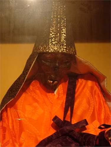 Trong trường hợp nhà sư tự ướp xác thành công thì thi hài của họ sẽ được đưa ra khỏi mộ và đặt ở nơi tôn nghiêm trong đền chùa. Họ được tôn làm Phật và được thờ phụng trong chùa. Nếu thi hài nhà sư bị phân hủy thì thi sẽ sẽ được chôn lại xuống đất. Theo ước tính, hàng trăm nhà sư ở Nhật Bản đã thực hiện Sokushinbutsu. Trong số này, chỉ có 28 nhà sư thành công.