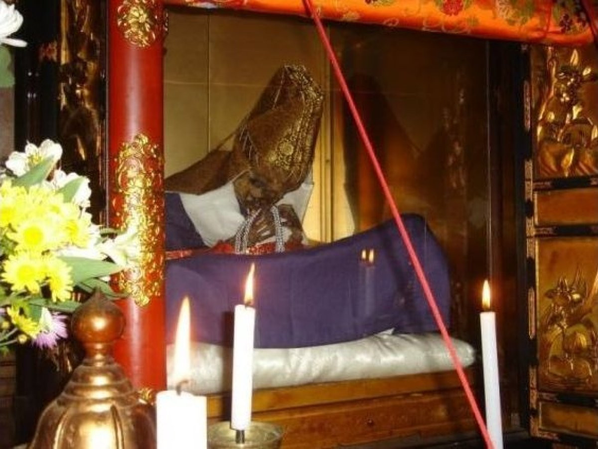 Suốt 1.000 ngày đầu tiên, nhà sư sẽ thực hiện chế độ ăn gồm các loại hạt và trái cây. Song song với đó, họ có nhiều hoạt động thể chất để loại bỏ chất béo khỏi cơ thể.