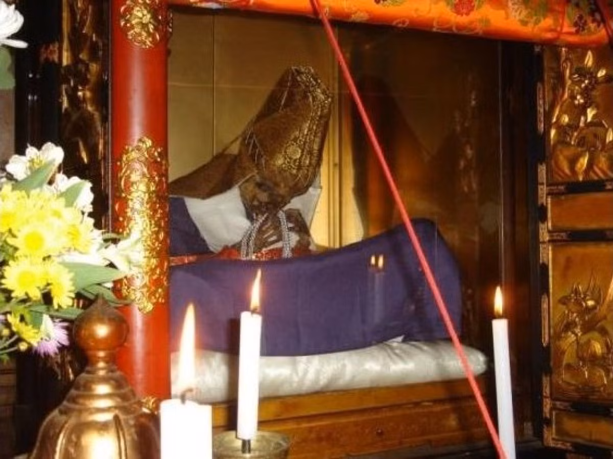 Suốt 1.000 ngày đầu tiên, nhà sư sẽ thực hiện chế độ ăn gồm các loại hạt và trái cây. Song song với đó, họ có nhiều hoạt động thể chất để loại bỏ chất béo khỏi cơ thể.