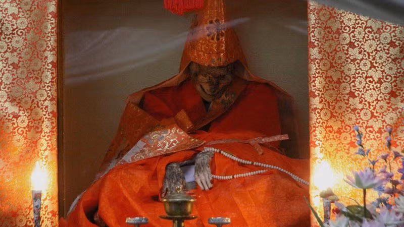 Đến một ngày, nhà sư không còn rung chuông thì người bên ngoài sẽ biết người đó đã viên tịch. Lúc này, họ sẽ bịt kín ngôi mộ trong 1.000 ngày. Kết thúc 1.000 ngày đó, người ta sẽ mở mộ và kiểm tra thi hài nhà sư có nguyên vẹn hay không.