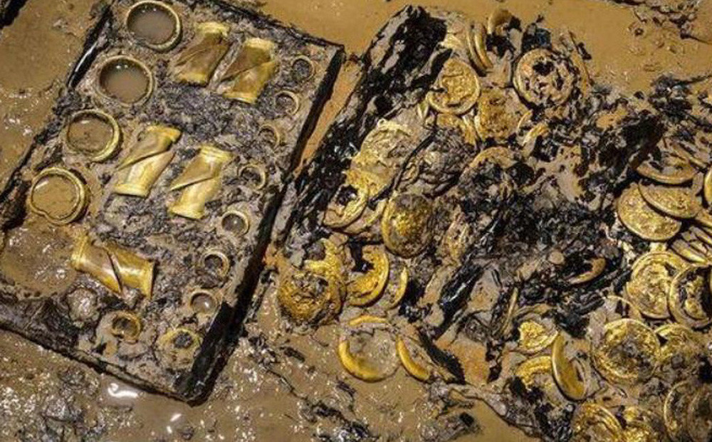 Trong cuộc khai quật tại một địa điểm khảo cổ ở Tân Cương năm 1976, các chuyên gia có phát hiện quan trọng là tìm thấy một ngôi mộ cổ chứa đầy vàng.