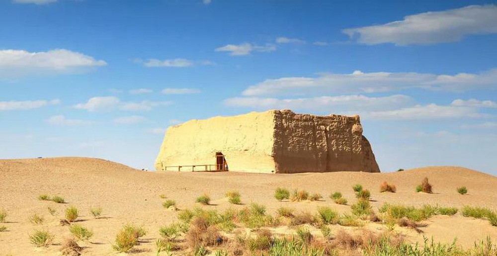 Toàn bộ số vàng trong mộ cổ ước tính nặng gần 1 tấn. Ngoài các cổ vật bằng vàng, các chuyên gia còn tìm thất một số món đồ sơn mài.