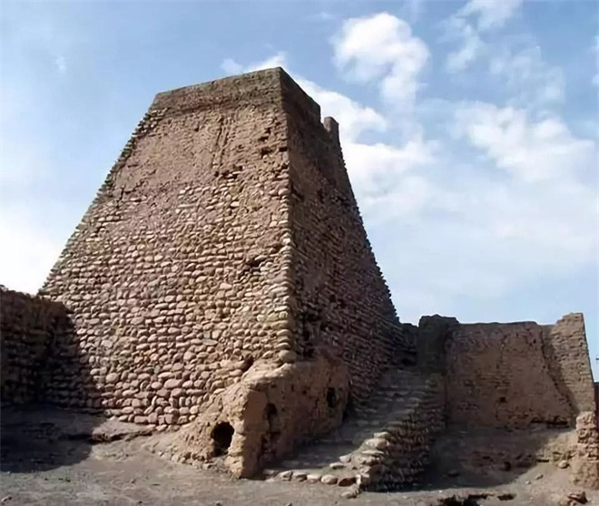 Sở dĩ các chuyên gia đưa ra giả thuyết này là vì bộ tộc Saka sinh sống tại khu vực Tân Cương từ hơn 3.000 năm trước. Các thành viên bộ tộc này rất thích vàng. Vì vậy, họ chôn cất nhiều vàng cùng với thi hài người quá cố, nhất là những người giàu có và quyền lực.