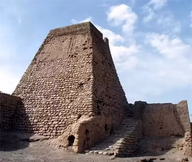 Sở dĩ các chuyên gia đưa ra giả thuyết này là vì bộ tộc Saka sinh sống tại khu vực Tân Cương từ hơn 3.000 năm trước. Các thành viên bộ tộc này rất thích vàng. Vì vậy, họ chôn cất nhiều vàng cùng với thi hài người quá cố, nhất là những người giàu có và quyền lực.