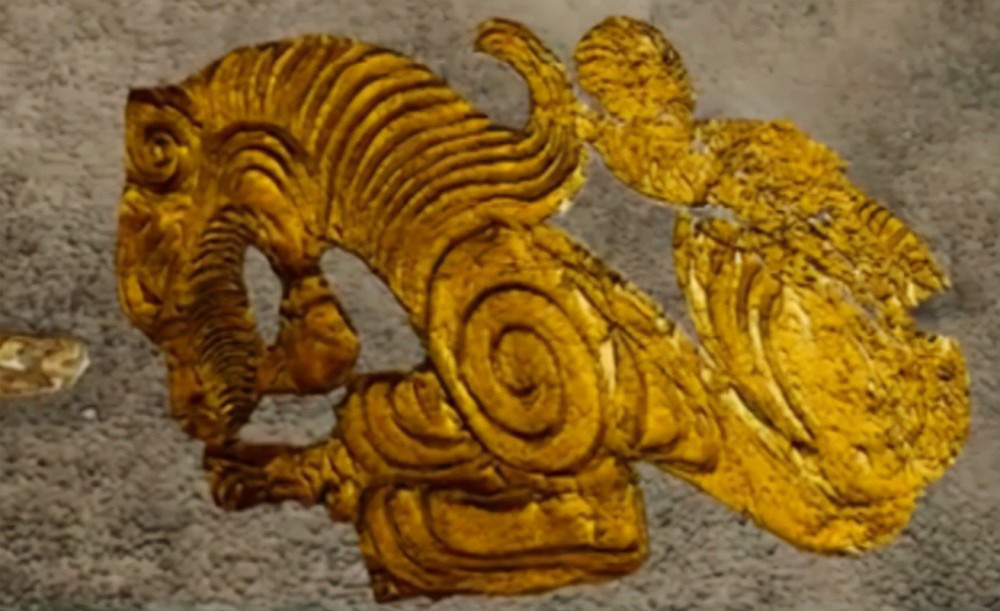 Theo các chuyên gia, ngôi mộ có niên đại hơn 2.000 năm tuổi. Những món đồ tùy táng bằng vàng được chôn cất cạnh thi hài một phụ nữ.