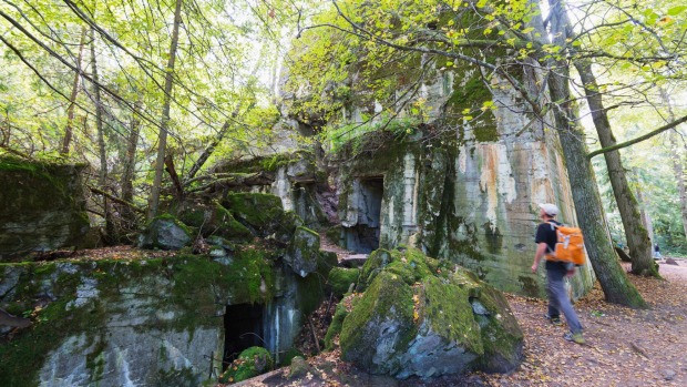 Đến tháng 1/1945, trùm phát xít Hitler ra lệnh phá hủy Hang Sói. Theo đó, lính Đức quốc xã sử dụng hàng nghìn tấn thuốc nổ để xóa dấu vết về sự tồn tại của boongke bí mật này.