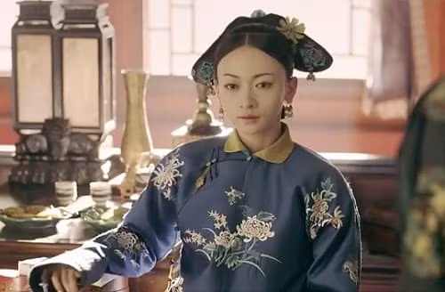 Vào năm 1928, Tôn Điện Anh và đồng bọn đột nhập và cướp bóc cổ vật, đồ tùy táng giá trị trong lăng mộ của hoàng đế Càn Long. Sau khi biết chuyện, hoàng đế Phổ Nghi lệnh cho quần thần điều tra tình hình cụ thể ở Thanh Dụ lăng.