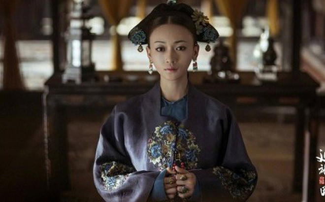 Theo đó, họ phát hiện bí mật gây kinh ngạc về Lệnh Ý Hoàng quý phi. Khi mở nắp quan tài ở gian phòng phía Tây của lăng mộ, thi hài sủng phi của hoàng đế Càn Long còn nguyên vẹn đến mức khó tin.