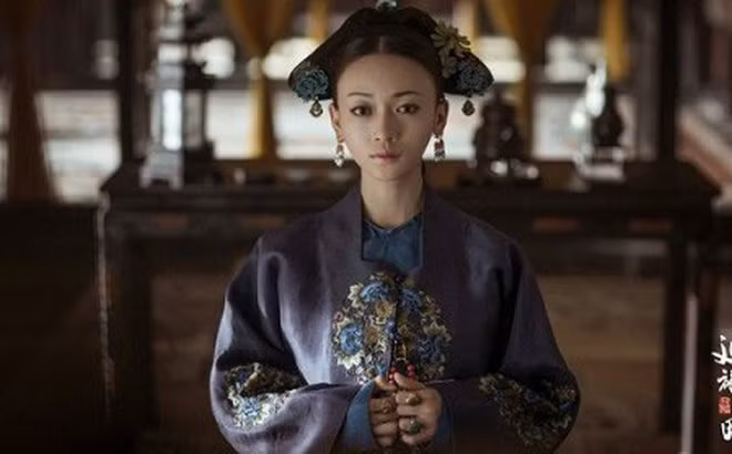 Theo đó, họ phát hiện bí mật gây kinh ngạc về Lệnh Ý Hoàng quý phi. Khi mở nắp quan tài ở gian phòng phía Tây của lăng mộ, thi hài sủng phi của hoàng đế Càn Long còn nguyên vẹn đến mức khó tin.