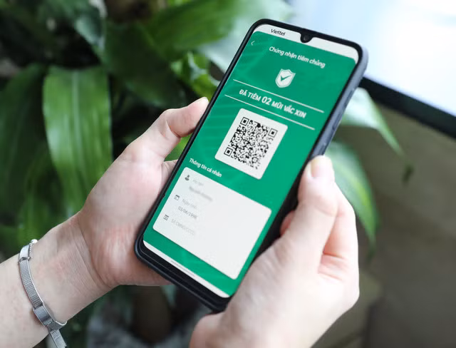 Đối với những người tiêm xong mũi 1 sẽ có chứng nhận màu vàng. Trong khi đó, những người đã hoàn thành mũi 2 vắc xin sẽ có chứng nhận màu xanh lá cây. Ảnh: suckhoedoisong.