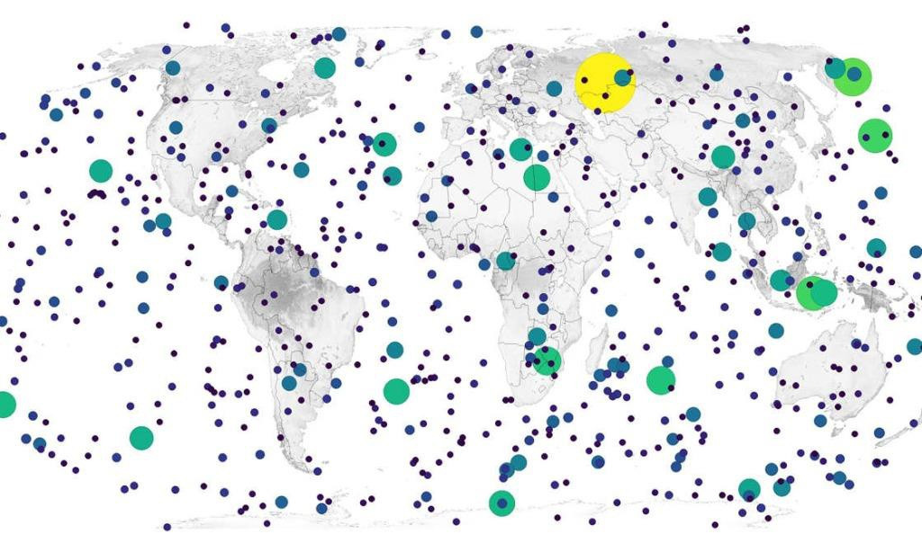 Cụ thể, bản bổ cho thấy những chấm nhỏ, được phân thành 4 kích thước và màu sắc khác nhau dựa trên năng lượng động học của từng quả cầu lửa đi vào khí quyển trong giai đoạn từ năm 1988 - 2021.