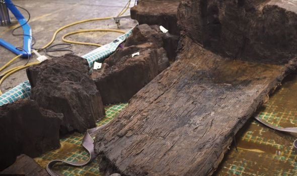 Sau 3 năm nghiên cứu, Tổ chức Lịch sử Anh (Historic England) mới công bố phát hiện quan trọng về quan tài 4.000 năm tuổi trên.