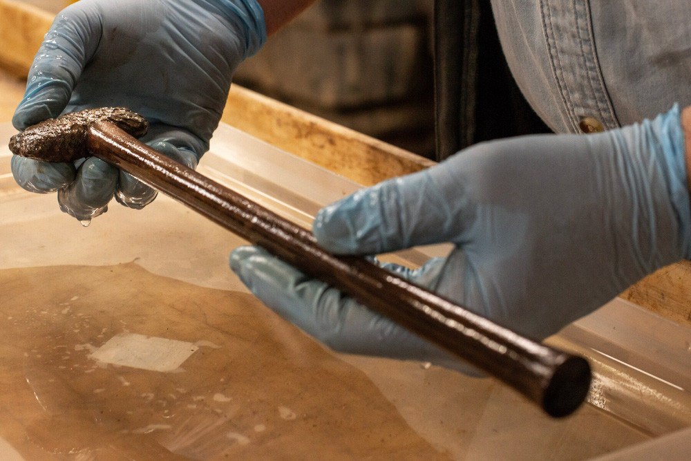 Quan tài được làm từ thân một cây sồi khoét rỗng. Thi hài người đàn ông được chôn cất cùng 1 chiếc rìu. Người chết được đặt nằm trên một lớp lá thủy tùng hoặc cây bách xù. Đây là tập tục mai táng dành cho người có địa vị cao trong xã hội vào khoảng 4.000 năm trước.