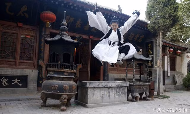 Lưu Cảnh Hoa sinh năm 1991. Cô tốt nghiệp chuyên ngành khiêu vũ trường Đại học Cáp Nhĩ Tân. Trong một lần cùng bạn trai đi thăm thú Hải Vân đạo quán tại núi Tùng Phong, đạo sĩ tại đây nói với cô rằng đời này không duyên với sắc dục và hôn nhân.