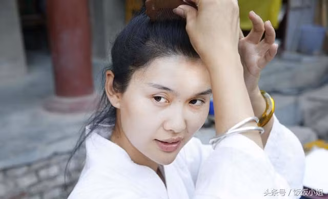 Các đạo sĩ tu luyện ở chân núi Chung Nam gây xôn xao dư luận khi tiết lộ nơi đây thực sự có một người được mệnh danh là Tiểu Long Nữ ngoài đời thực. Người này chính là Lưu Cảnh Hoa - đệ tử đời thứ 32 của Khâu Xứ Cơ.