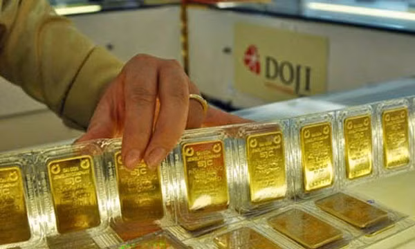 Gia vang hom nay 17/9: Bat ngo lao doc, dua nhau ban thao