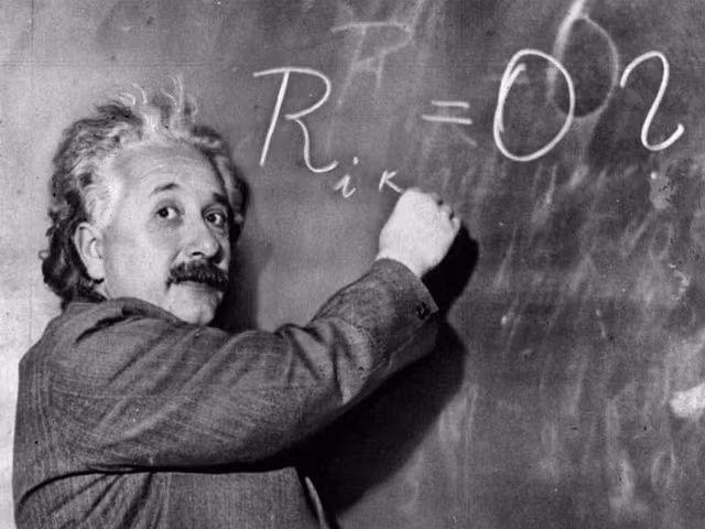 Không chỉ đam mê nghiên cứu khoa học, nhà bác học Einstein còn là một nhà hoạt động dân quyền. Ông ủng hộ mạnh mẽ quyền công dân và quyền tự do ngôn luận.