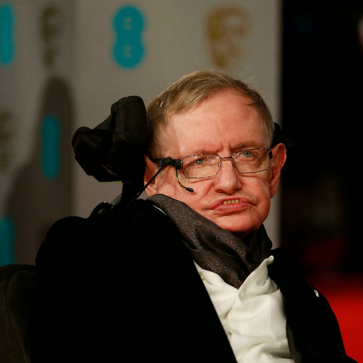 Stephen Hawking là một trong những thiên tài nổi tiếng thế giới. Nhà vật lý người Anh có đóng góp lớn cho khoa học khi dành cả cuộc đời để giải mã các bí ẩn của vũ trụ.