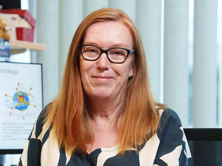 Trong số các giải pháp, tiêm chủng được nhiều nước trên thế giới ưu tiên, đặt lên vị trí hàng đầu. Các chuyên gia khác cũng cho rằng vắc xin ngừa COVID-19 là chìa khóa quan trọng để đẩy lùi đại dịch này.