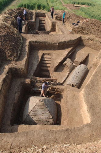 Do bị xe tải lớn chở xi măng sa xuống hố nên quan tài bị hư hại nhiều. Lúc này, mọi người định dùng máy xúc lấp đất chỗ quan tài để làm việc tiếp. Ảnh minh họa.