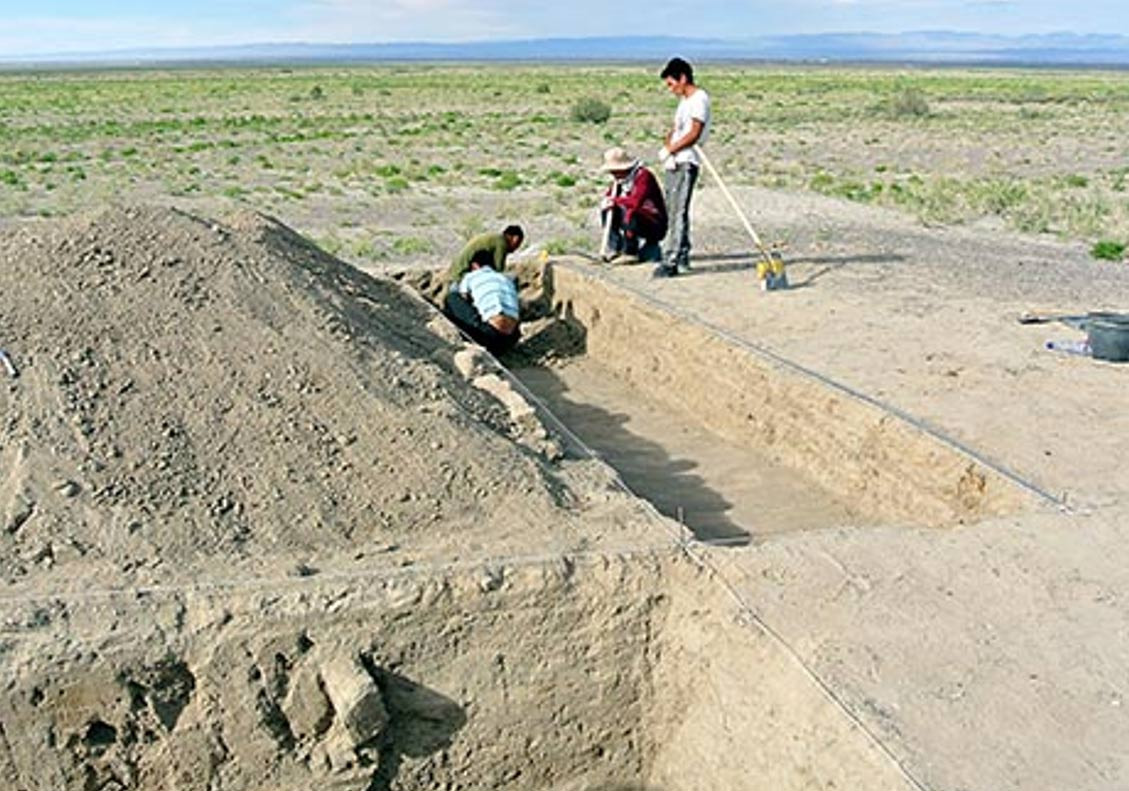 Tin đồn về thần dược "a ngùy quan tài" ngày càng lan rộng. Một người tìm đến gia đình Lý Vỹ Cản để hỏi mua thần dược với giá 100.000 nhân dân tệ với hy vọng chữa khỏi bệnh ung thư. Tuy nhiên, Lý Vỹ Cản không bán. Ảnh minh họa.