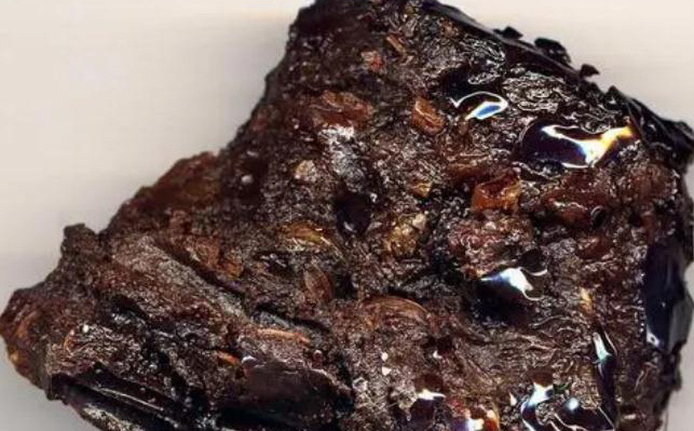 Sau khi đem về nhà, cha của Lý Vỹ Cản nhìn thấy thứ đó liền nói rằng , "miếng thịt ba chỉ" thực chất là thần dược "a ngùy quan tài" nổi tiếng trong truyền thuyết. Ông từng học nhiều sách y cổ nên biết đến loại thần dược này. Ảnh: Sohu.