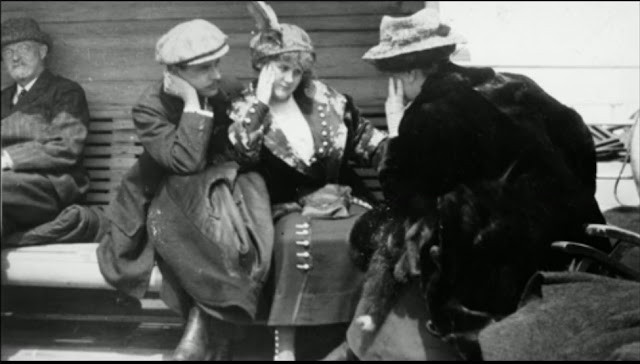 Do đó, Bernice chụp được nhiều bức ảnh về những người trên tàu Titanic may mắn sống sót và được tàu Carpathia giải cứu.