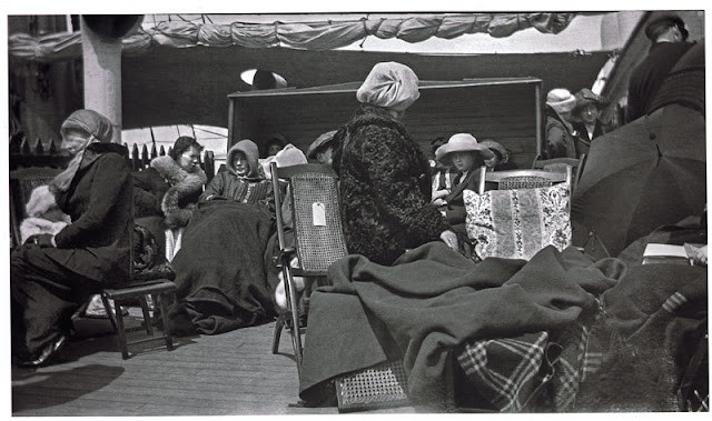 Những bức ảnh do Bernice chụp được công bố khiến nhiều người không khỏi ám ảnh khi nhìn thấy gương mặt sợ hãi, thất thần của nhiều người khi trải qua một đêm kinh hoàng trên tàu Titanic.