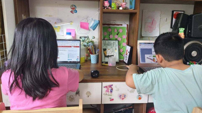 Hiện, Zoom không có máy chủ tại Việt Nam. Trung tâm dữ liệu của Zoom gần Việt Nam nhất là ở Singapore, Hong Kong, Trung Quốc đại lục, đúng tuyến đường truyền bị ảnh hưởng bởi sự cố đứt cáp lần này. Với 20 triệu học sinh, sinh viên đều dùng Zoom thì chỉ với mức độ high-definition video sẽ cần 1 Mbps x 20 triệu = 20 Tbps, con số này vượt quá tổng dung lượng kết nối Internet quốc tế của Việt Nam là 18 Tbps. Ảnh: Giao thông.