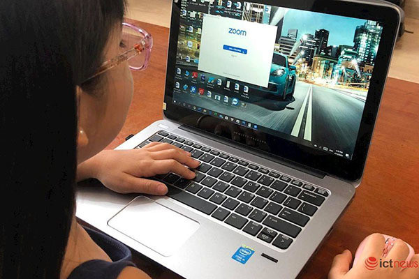 Theo phân tích của Cục Viễn thông, mạng tắc nghẽn khi học online trên Zoom thời gian vừa qua là do nghẽn cục bộ vì học sinh, sinh viên phần lớn sử dụng ứng dụng nước ngoài không được nội địa hóa. Hiện, năng lực xử lý của ứng dụng này không được thiết kế để đáp ứng nhu cầu đột biến từ Việt Nam. Ảnh: Vietnamnet.