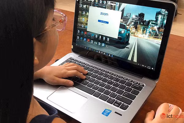 Theo phân tích của Cục Viễn thông, mạng tắc nghẽn khi học online trên Zoom thời gian vừa qua là do nghẽn cục bộ vì học sinh, sinh viên phần lớn sử dụng ứng dụng nước ngoài không được nội địa hóa. Hiện, năng lực xử lý của ứng dụng này không được thiết kế để đáp ứng nhu cầu đột biến từ Việt Nam. Ảnh: Vietnamnet.
