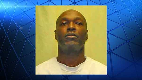 Tại đây, nhân viên thi hành án tìm tĩnh mạch phù hợp để tiêm thuốc độc vào cơ thể tử tù Romell Broom.