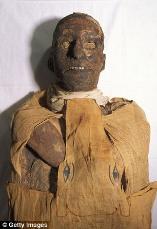 Trên cổ của nhà vua nổi tiếng Ai Cập này có một vết cắt lớn bằng dao. Vết cắt này khiến khí quản và thực quản của Ramesses III bị đứt dẫn đến cái chết ngay tức khắc của pharaoh.