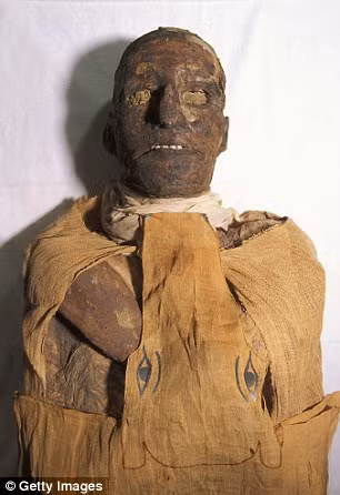 Trên cổ của nhà vua nổi tiếng Ai Cập này có một vết cắt lớn bằng dao. Vết cắt này khiến khí quản và thực quản của Ramesses III bị đứt dẫn đến cái chết ngay tức khắc của pharaoh.