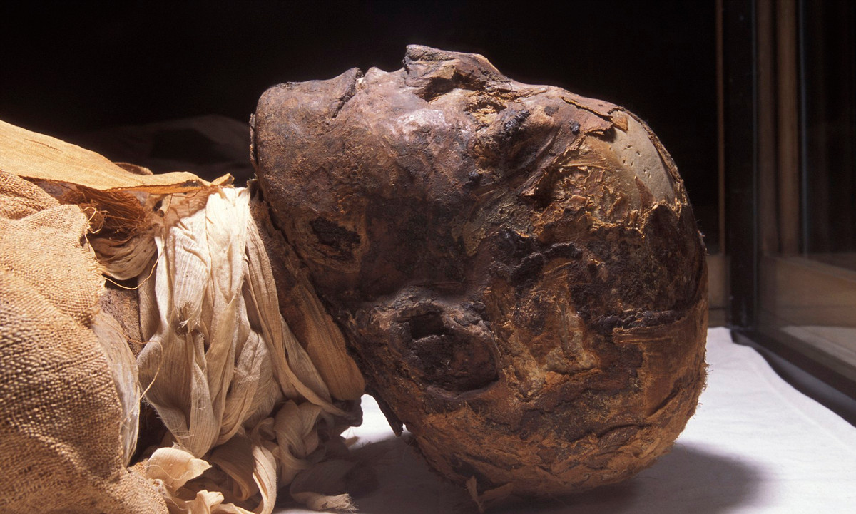 Theo đó, kết quả chụp CT khiến giới chuyên gia vô cùng bất ngờ khi họ phát hiện nguyên nhân tử vong của pharaoh Ramesses III được che giấu một cách tỉ mỉ nhờ phần băng gạc quấn quanh cổ.