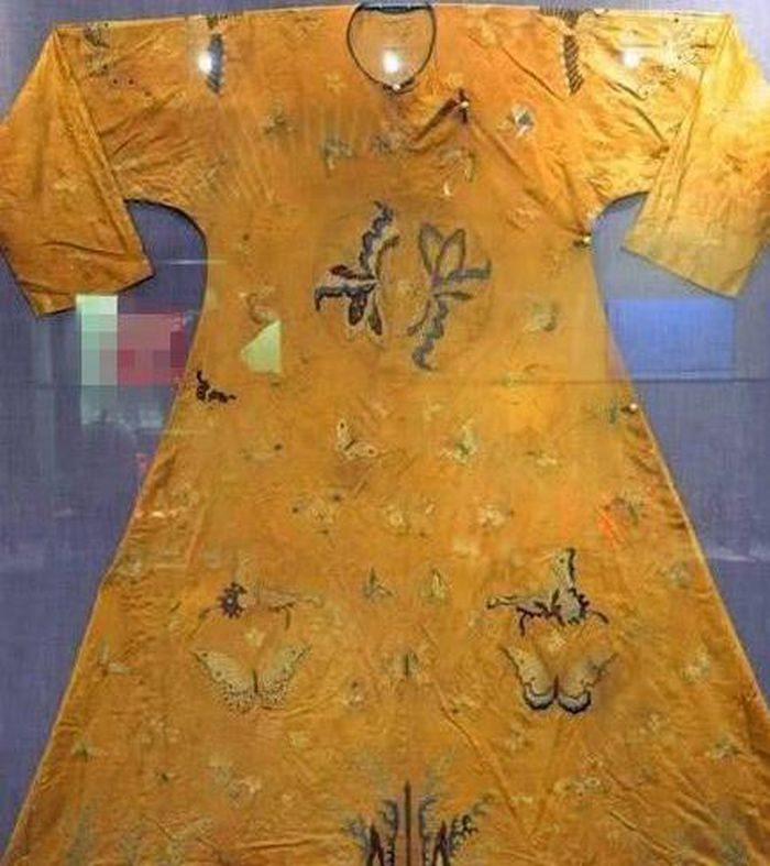 Theo các chuyên gia, lăng mộ trên có niên đại vào thời nhà Thanh. Kích thước của mộ cổ khá lớn với chiều rộng từ Đông sang Tây là 45m và chiều dài từ Bắc xuống Nam là 105m. Tổng diện tích khu mộ khoảng 5.000 m2.