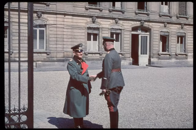 Hai quan chức cấp cao phát xít Đức ở Paris.