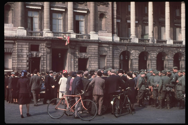 Vào ngày 14/6/1940, phát xít Đức thông báo trên loa phát thanh về lệnh giới nghiêm sẽ được áp dụng tại thủ đô Paris. Theo đó, nhiều người dân Paris không khỏi hoang mang, lo lắng và sợ hãi khi nhìn thấy binh sĩ Đức quốc xã đi lại trên đường phố.