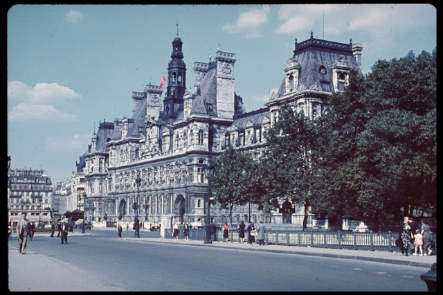 Vào tháng 5/1940, trùm phát xít Hitler phát động chiến dịch tấn công xâm lược Pháp. Với đội quân hùng hậu kết hợp với chiến thuật đánh nhanh thắng nhanh, quân đội phát xít Đức nhanh chóng chiếm đóng Pháp.