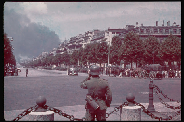 Lính Đức quốc xã có mặt tại nhiều con phố lớn ở Paris để kiểm soát tình hình sau khi chiếm đóng thủ đô nước Pháp.