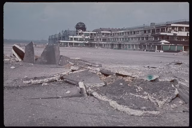 Nhiều tòa nhà, đường xá... ở Paris bị hư hại hoặc phá hủy trong cuộc đụng độ giữa lực lượng Pháp với phát xít Đức.