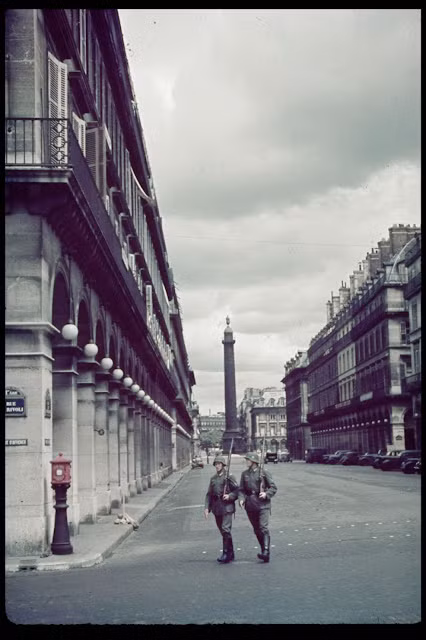 Lính phát xít Đức đi tuần tra các con phố ở Paris. Nhiều người dân Pháp không dám ra đường vì sợ gặp nguy hiểm. Do đó, nhiều con phố ở Paris trở nên vắng vẻ.