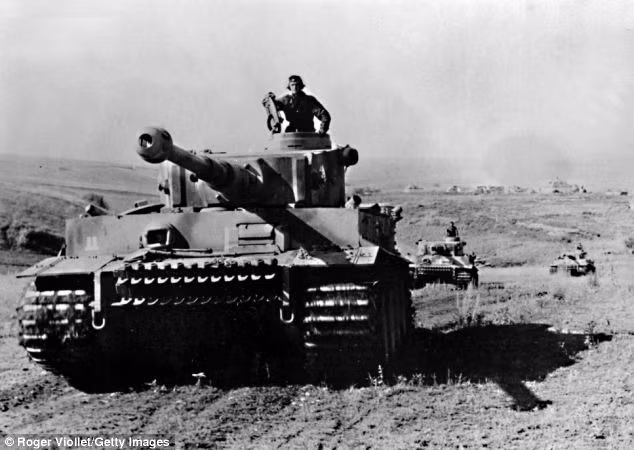 Đội khuyển của Liên Xô còn được huấn luyện để làm quen với tiếng nổ của súng đạn trên chiến trường để không bị sợ hãi, hoảng loạn khi ra trận.