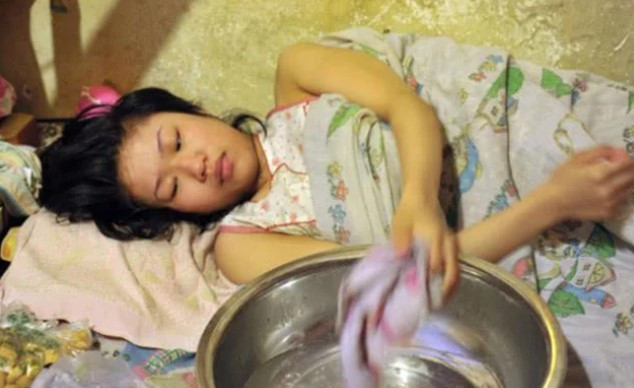 Con gai 18 nam nam liet giuong bong co bau