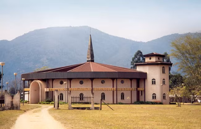 Swaziland: Quốc gia nhỏ bé ở miền nam châu Phi này có luật cấm các phù thủy cưỡi chổi bay cao hơn 150m.