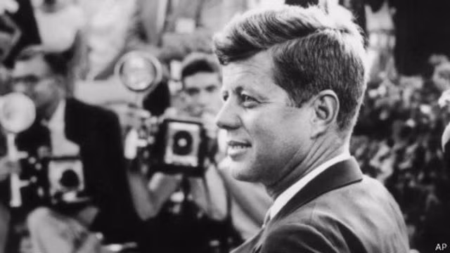 Theo các nhà nghiên cứu, vào đầu tháng 11/1963, Tổng thống Kennedy giữ chức chủ nhân Nhà Trắng hơn 1.000 ngày. Vì vậy, ông lên kế hoạch cho chiến dịch vận động tranh cử Tổng thống Mỹ vào năm 1964.