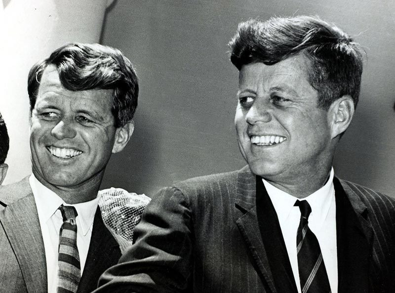 Vào sáng ngày 21/11/1963, Tổng thống Kennedy ăn sáng cùng các con vào lúc 9h15. Trong ngày hôm đó, ông cùng vợ và các thành vien trong đội tranh cử đáp chuyến bay tới Texas. Điểm dừng chân đầu tiên của họ tại đây là San Antonio. Sau đó, Tổng thống Kennedy di chuyển đến Houston và có phát biểu quan trọng để vận động tranh cử.
