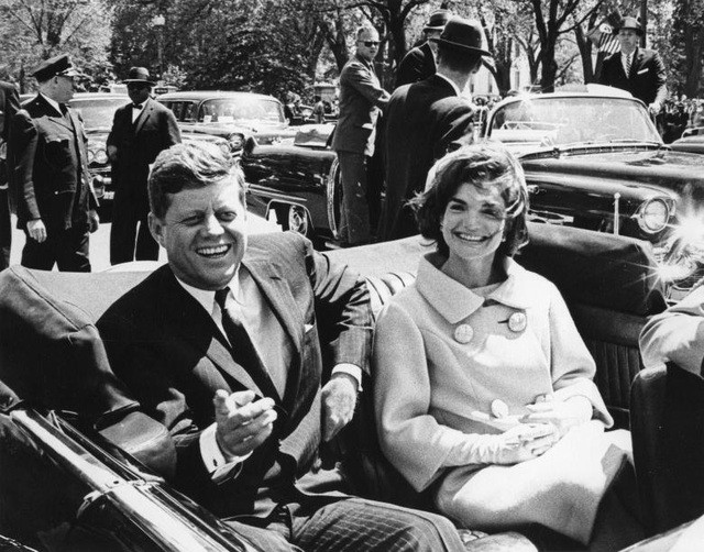 Vào ngày 22/11/1963, Tổng thống Kennedy bị ám sát khi đi vận động cử tri trên một xe mui trần tại thành phố Dallas, bang Texas, Mỹ. Ngồi cùng ông hôm đó có Đệ nhất phu nhân Jacqueline Kennedy